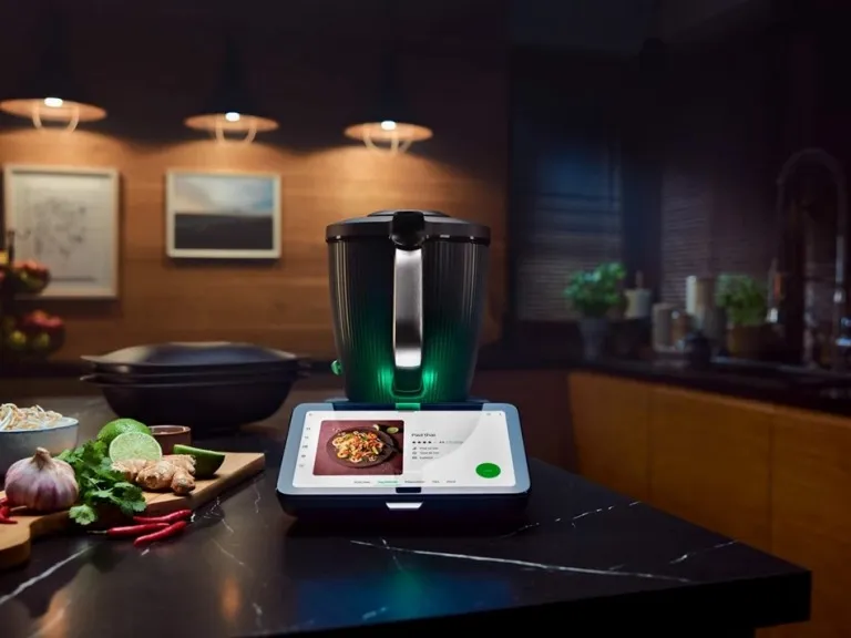 Mutfak tezgâhında taze malzemeler ve Thermomix