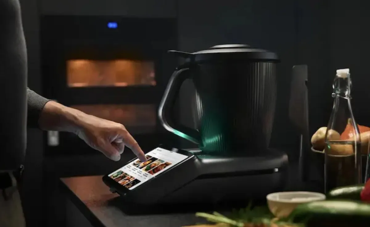 Thermomix TM7 dokunmatik ekranına dokunan el