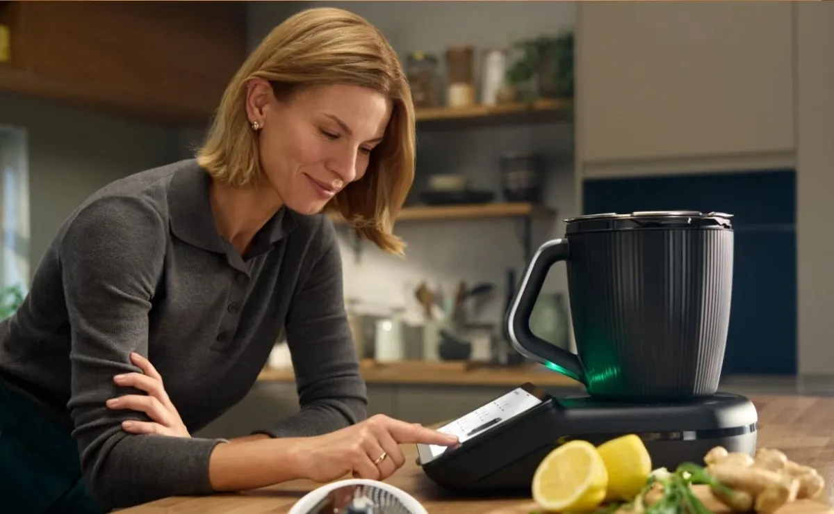 Thermomix TM7 ekranını kullanan bir kullanıcı