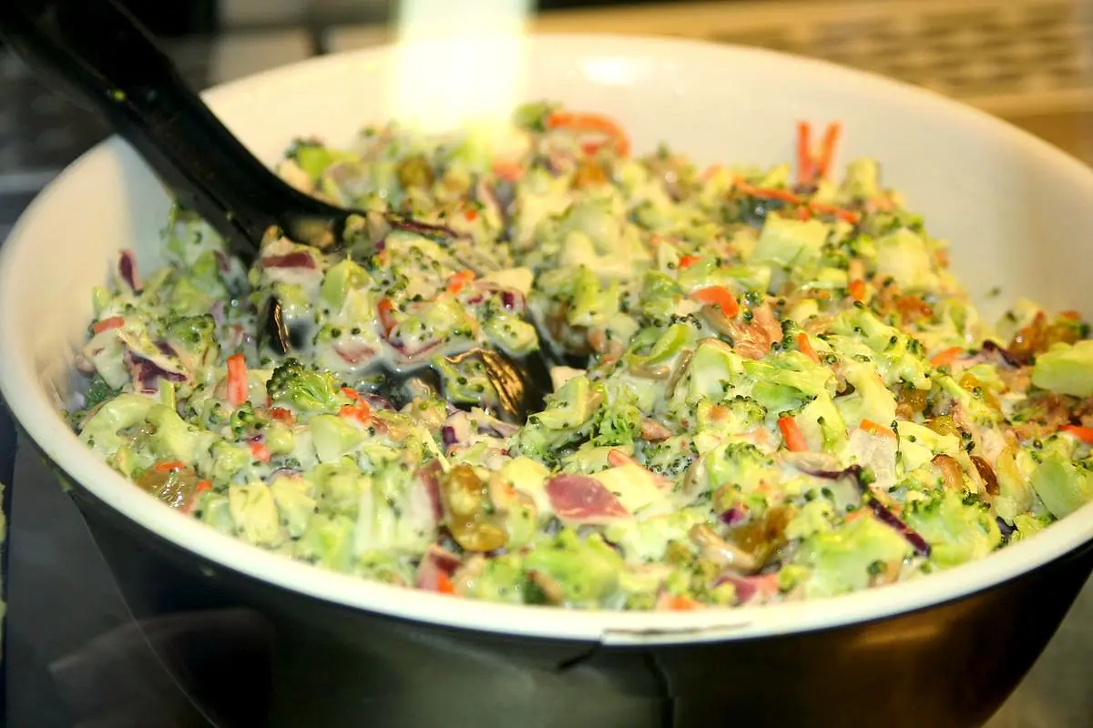 Çiğ Brokoli Salatası tarifi