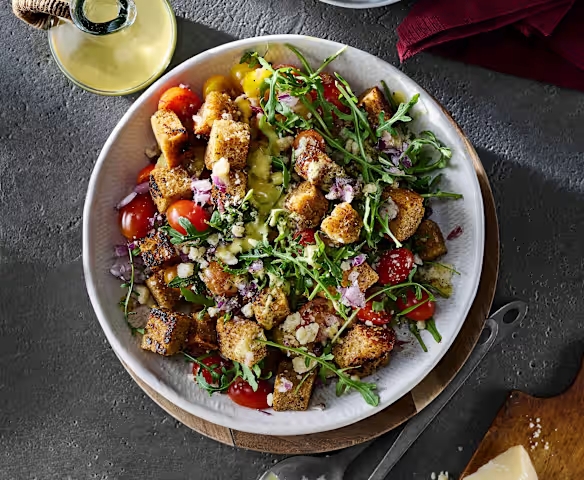 Kızarmış Ekmek ve Domatesli İtalyan Salatası